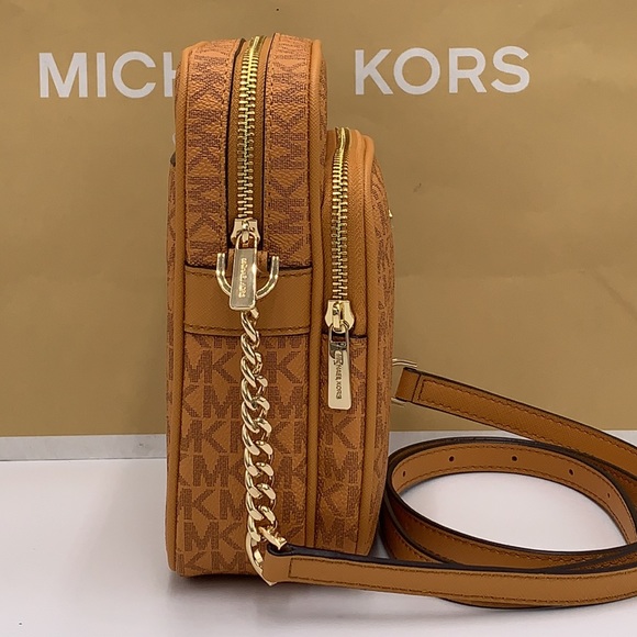 MICHAEL KORS
Jet Set Travel Medium Signature Logo Crossbody
COLOR CIDER MULTI - Picture 6 of 15